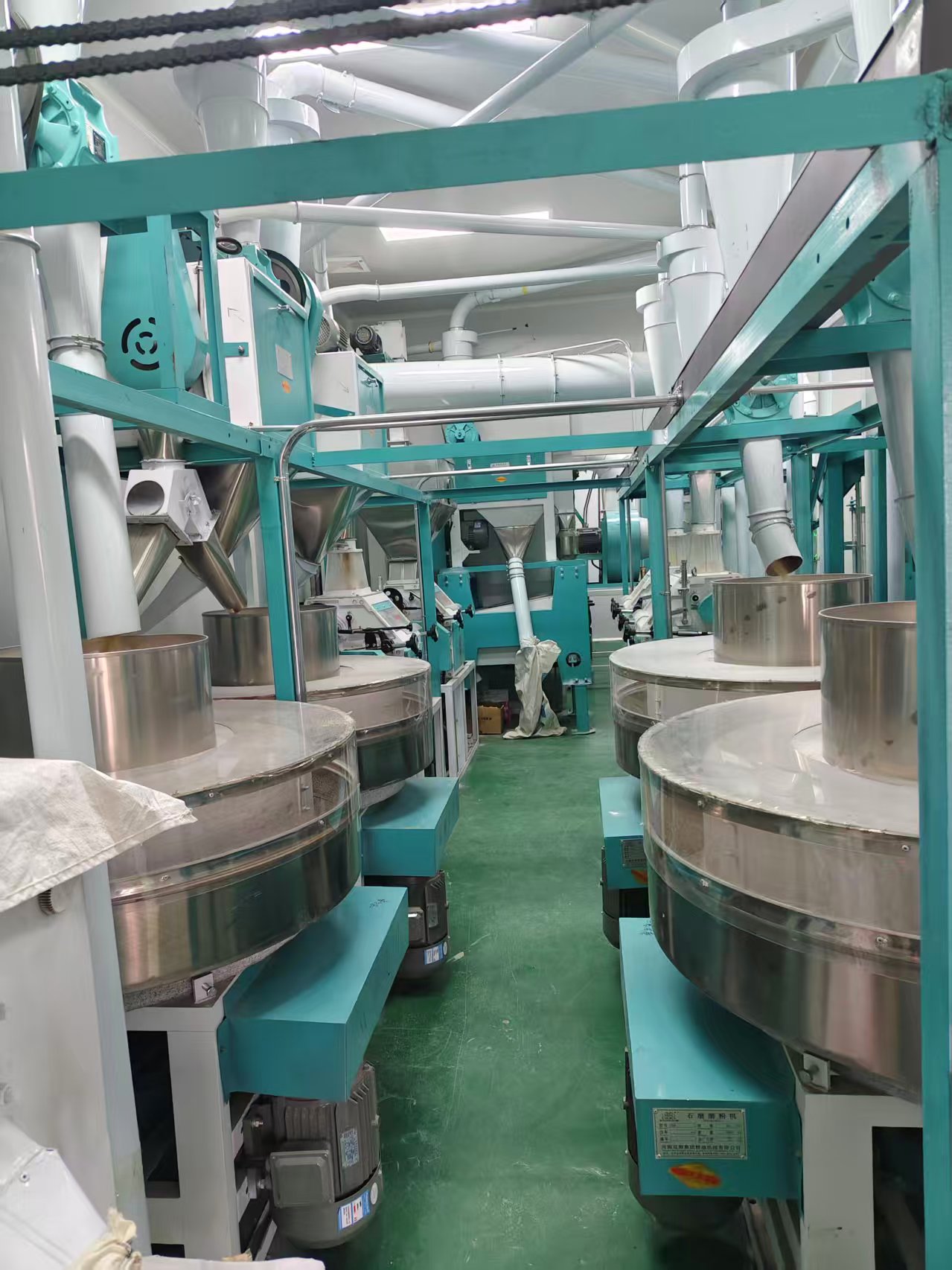 天津寶坻區(qū)王總日處理小麥25噸石磨面粉機生產線